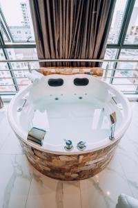 Bilik mandi di Lima Central Design Hotel Spa & Club
