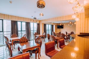Televisyen dan/atau pusat hiburan di Lima Central Design Hotel Spa & Club