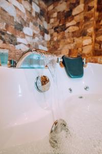 Bilik mandi di Lima Central Design Hotel Spa & Club