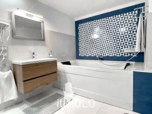 拿坡里的住宿－Il Molo，浴室配有白色浴缸和水槽