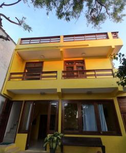 a yellow building with windows at Pousada Casa da Cion in Jericoacoara