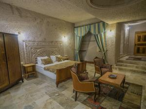 Postel nebo postele na pokoji v ubytování Kalsedon Cave Suites