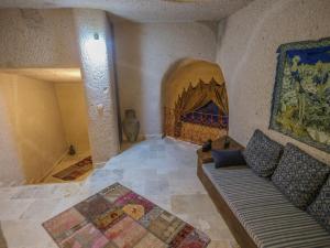 Postel nebo postele na pokoji v ubytování Kalsedon Cave Suites