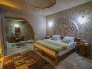 Postel nebo postele na pokoji v ubytování Kalsedon Cave Suites