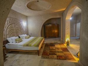 Postel nebo postele na pokoji v ubytování Kalsedon Cave Suites