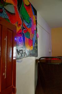 ein Gemälde, das an der Wand eines Zimmers hängt in der Unterkunft BlaBla Hostel in Rishikesh