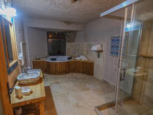 Koupelna v ubytování Kalsedon Cave Suites