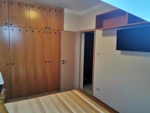 Televízia a/alebo spoločenská miestnosť v ubytovaní Best Golf-Birdland Apartman