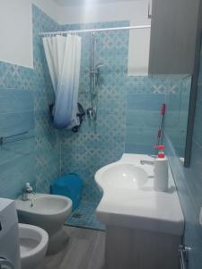 y baño con lavabo, aseo y ducha. en Domus Linda depandance STELLA MARINA, en Isquia