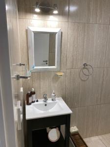 a bathroom with a sink and a mirror at Departamento Nuevo en Cipolletti in Cipolletti