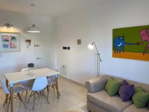 sala de estar con sofá y mesa en Departamento Nuevo en Cipolletti en Cipolletti