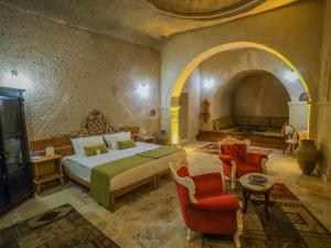 Postel nebo postele na pokoji v ubytování Kalsedon Cave Suites