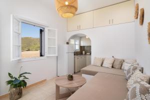 Η κουζίνα ή μικρή κουζίνα στο Red Beach Harmony suites Modestos