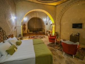 Postel nebo postele na pokoji v ubytování Kalsedon Cave Suites