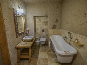 Koupelna v ubytování Kalsedon Cave Suites