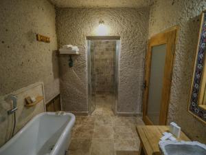 Koupelna v ubytování Kalsedon Cave Suites