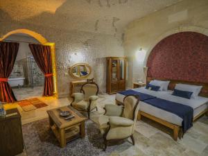 Postel nebo postele na pokoji v ubytování Kalsedon Cave Suites