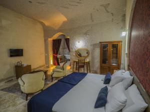 Postel nebo postele na pokoji v ubytování Kalsedon Cave Suites