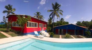une maison avec piscine devant un immeuble dans l'établissement Casa Colorida, à Pipa