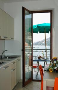 una cucina con vista su un tavolo e ombrellone di Hotel Residence Le Terrazze a Portovenere