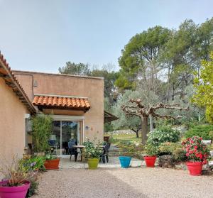 a house with a patio with a table and plants at LOUCABANON VAR in Draguignan