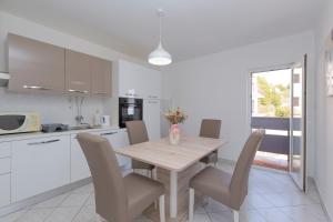 Kuchyň nebo kuchyňský kout v ubytování Apartments Rudi