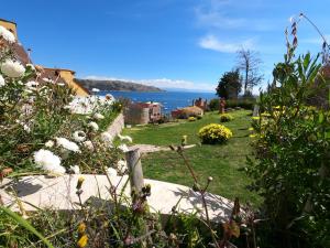 a garden with a view of the ocean at Hotel La Cupula in Copacabana