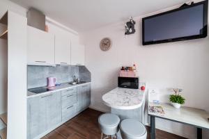 a small kitchen with a sink and a counter top at Найкраще розташування у місті Нові smart-квартири in Uzhhorod