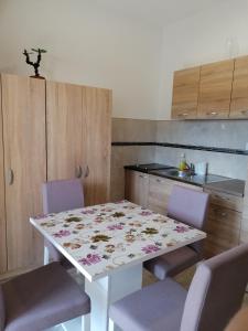 A cozinha ou kitchenette de Apartman Iva