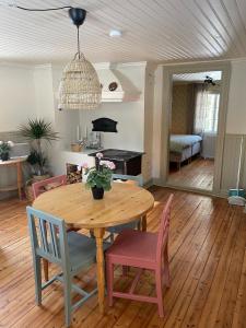 HomeSweetSweden في مالونك: غرفة طعام مع طاولة وكراسي خشبية