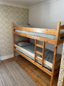 HomeSweetSweden tesisinde bir ranza yatağı veya ranza yatakları