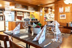 Kuchyň nebo kuchyňský kout v ubytování Hotel & Restaurant Hasenstrick