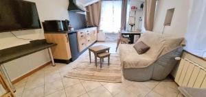 Kuchyň nebo kuchyňský kout v ubytování Les Rêves d'Eden Gite dans Mas Cévenol -SPA privatif