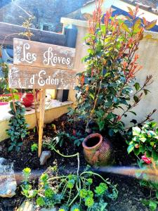 un panneau indiquant moins de feuilles de jardin avec des plantes dans l'établissement Les Rêves d'Eden Gite dans Mas Cévenol -SPA privatif, à Carnoulès