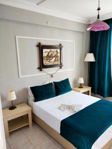 Postel nebo postele na pokoji v ubytování Side Erenler Hotel
