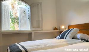 En eller flere senge i et værelse på Casa Lilu Playa Migjorn - Formentera Natural + 22 billeder