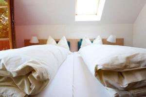 Postel nebo postele na pokoji v ubytování Hotel Garni Winzerhof Hödl