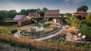 een huis met een tuin voor een huis bij B&B en privé-wellness Lavendine Pure in Genk