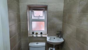 Ένα μπάνιο στο Spacious 4 bed Home in Walsall - Contractor Long Stays