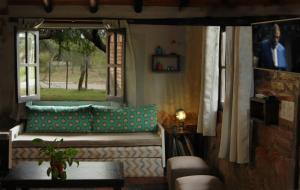 un soggiorno con finestra e divano di Cabanas en el Jardin Nativo a San Francisco del Monte de Oro
