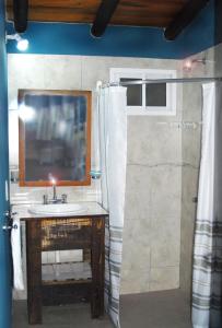 un bagno con lavandino, specchio e doccia di Cabanas en el Jardin Nativo a San Francisco del Monte de Oro Altre 56 foto