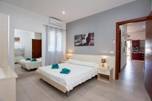 um quarto de hotel com duas camas e uma casa de banho em Mivida "Le stanze di Ada" em San Teodoro