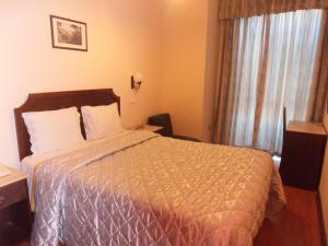 波多的住宿－聖馬利諾酒店，酒店客房设有床和窗户。