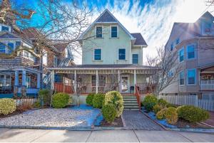 Ảnh trong thư viện ảnh của Beautiful Spacious Beach Home, Private Deck & Grill, with Beach Badges ở Point Pleasant Beach