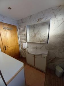 ein Bad mit einem Waschbecken und einem Spiegel in der Unterkunft Vorderkreuzsaalgut Rettenwender Gertraud in Wagrain