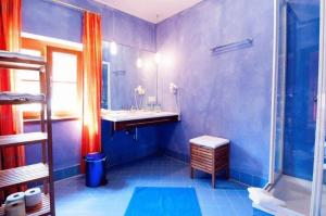 y baño azul con lavabo y ducha. en Hotel Garni Winzerhof Hödl en Wagna