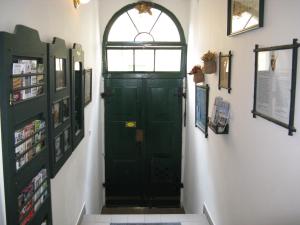 una entrada con una puerta verde y una ventana en Zderaz, en Praga