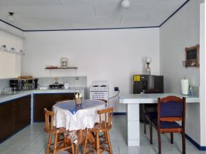 eine Küche mit einem Tisch und einigen Stühlen in einem Zimmer in der Unterkunft Entire Homy apartment for you, 5 min SJO Airport in Alajuela