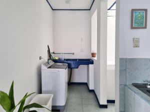 ein Badezimmer mit einem blauen Waschbecken und einer Theke in der Unterkunft Entire Homy apartment for you, 5 min SJO Airport in Alajuela