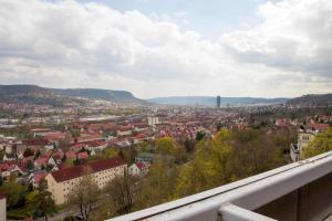 a view of a city from the roof of a building at Modernes 2-Zimmer-Apartment mit Balkon und Netflix in Jena